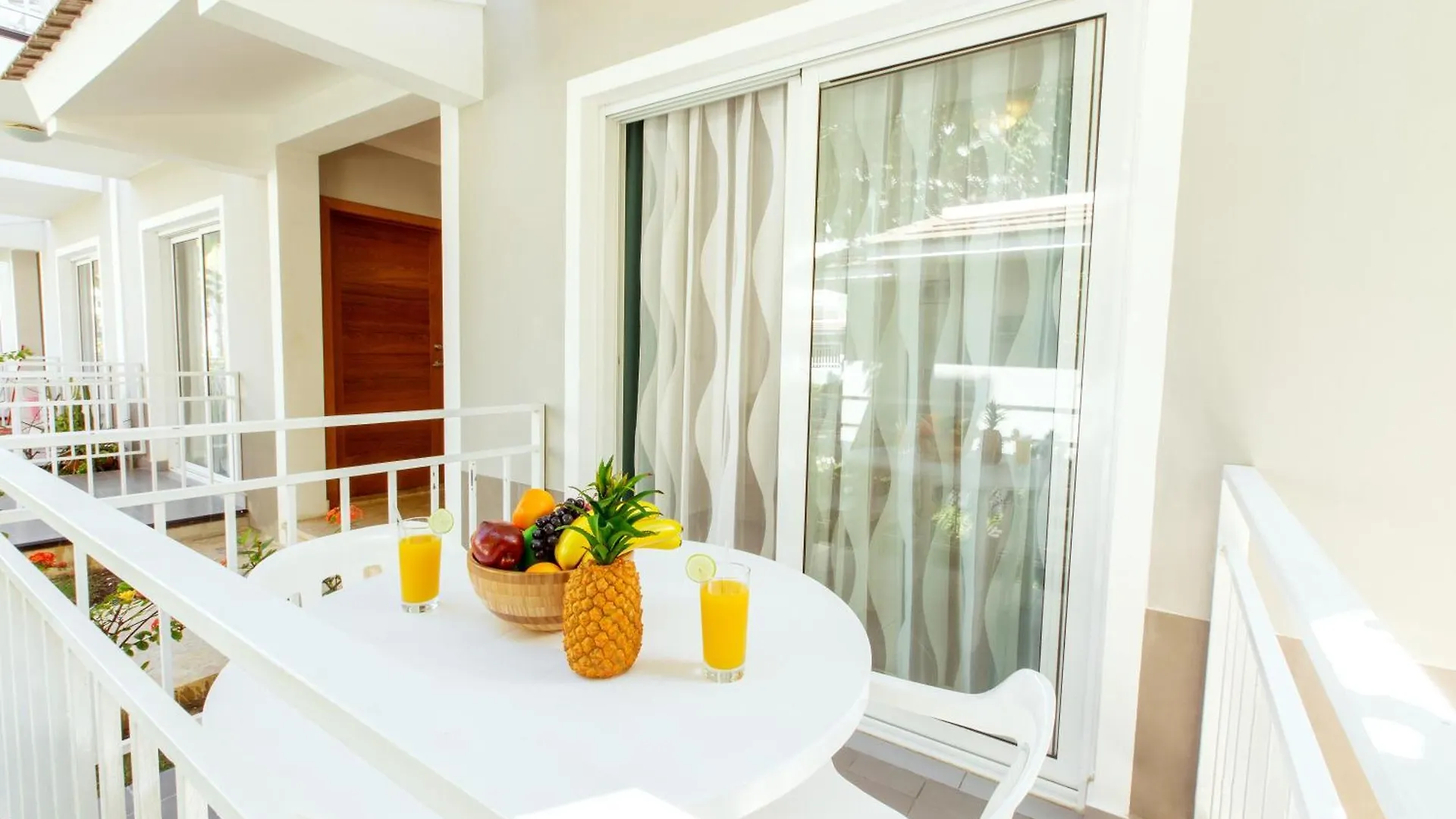 Tropicana Suites Deluxe Beach Club And Pool - Playa Los Corales 蓬塔卡纳